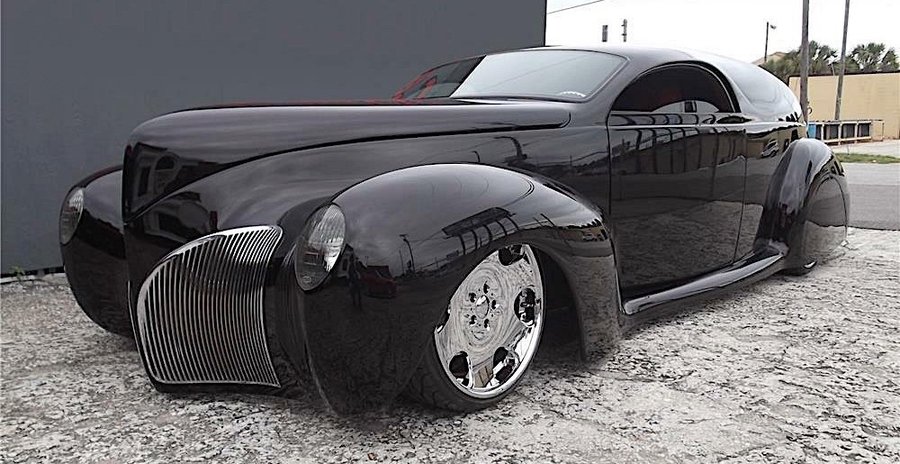 1939 Lincoln Zephyr Z-Livery Is a Caped Crusader Lurking in the Dark